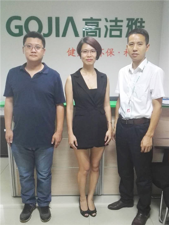 （霍先生、廖小姐與高潔雅總部招商部劉經(jīng)理合影）