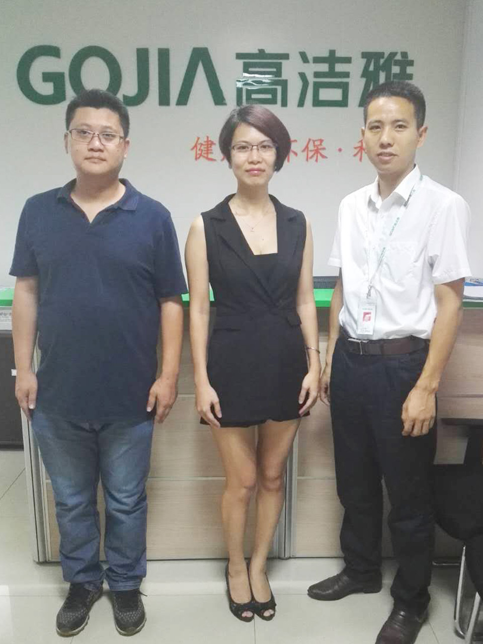 （霍先生、廖小姐與高潔雅總部招商部劉經(jīng)理合影）