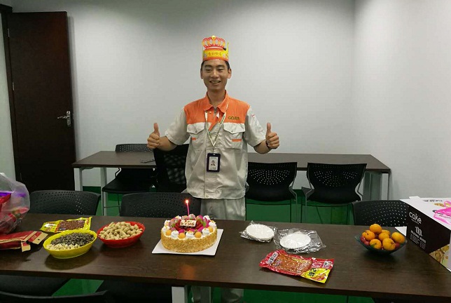 高潔雅歡樂共慶工程部羅少生日！作為專業(yè)的除甲醛公司，高潔雅十分注重員工的人文管理，孝順、正能量。