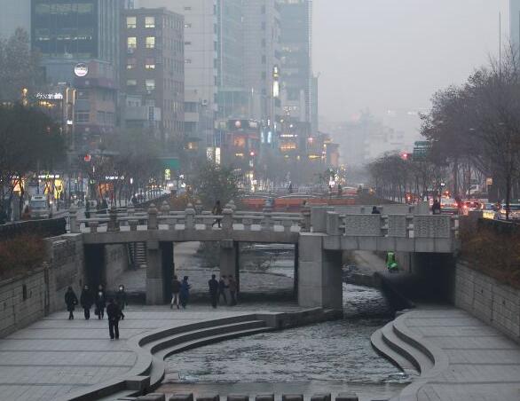 霧霾來襲韓國(guó)竟要北京賠償300萬，搶錢啊，這年頭霧霾不要空氣凈化器，要搶別的國(guó)家的錢來過了。